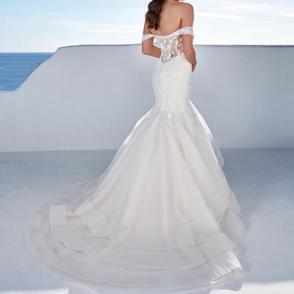 Hello this is a Justin Alexander size 16-18 - Picture 3 of 7